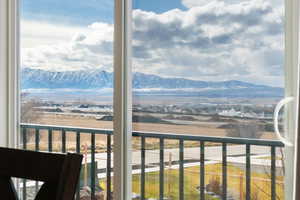 Balcony featuring a mountain view
