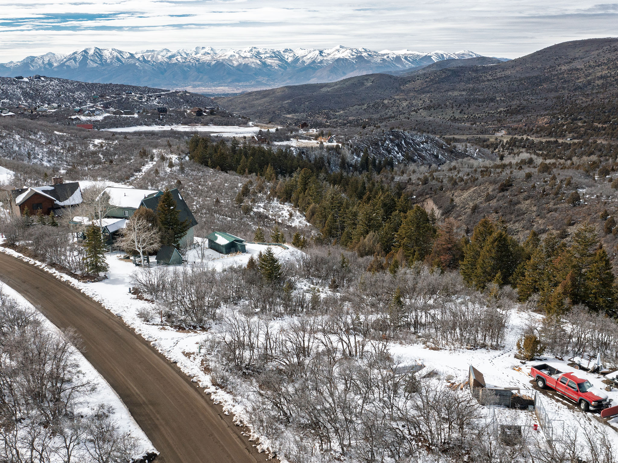 Snowy aerial view featuring a mountain view
