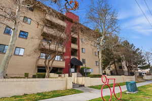 View of apartment building / complex