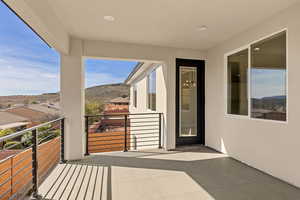 Balcony featuring a mountain view