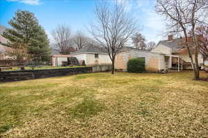 View of yard featuring an outbuilding
