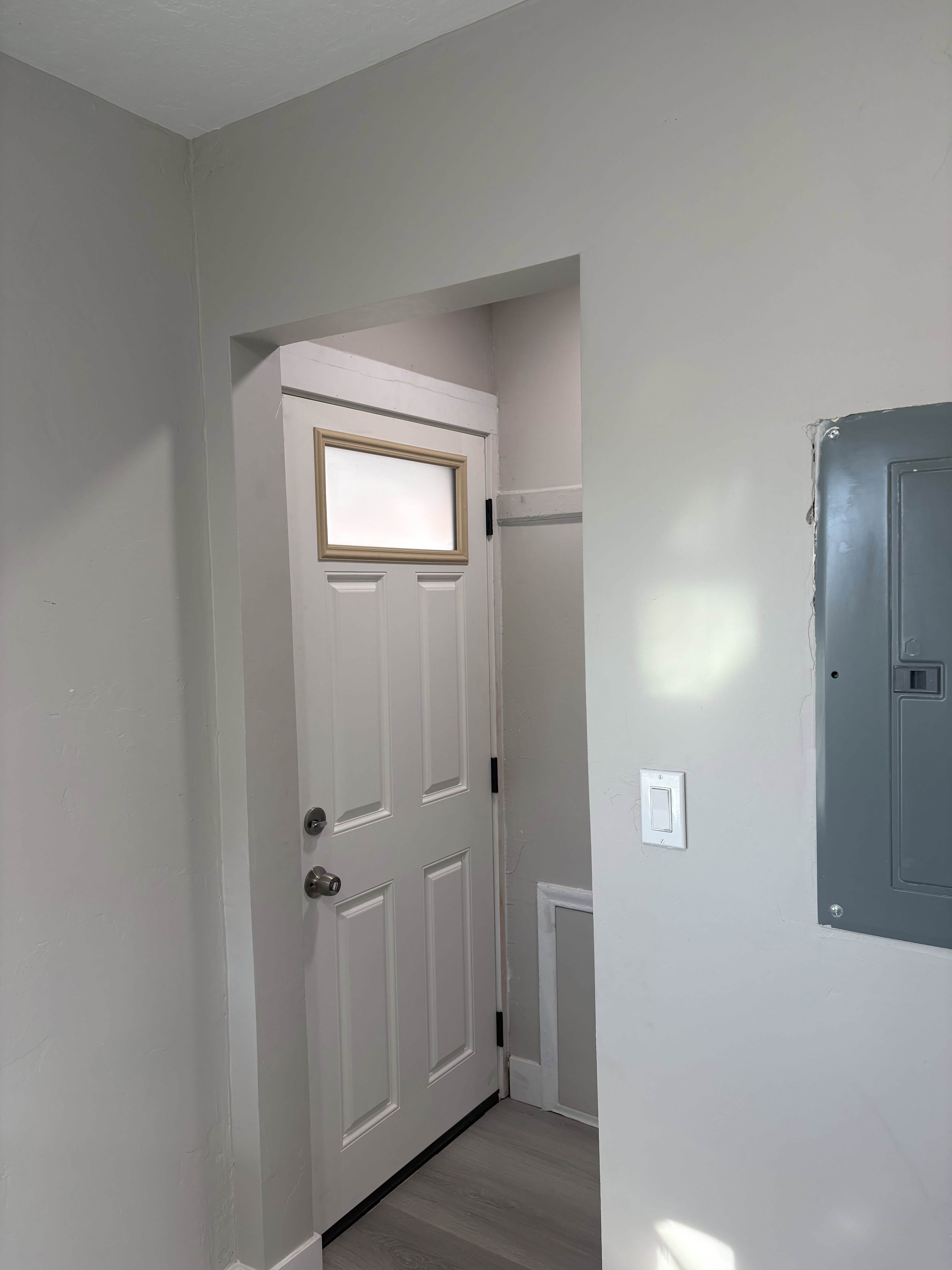 Rear entry and light laminate flooring