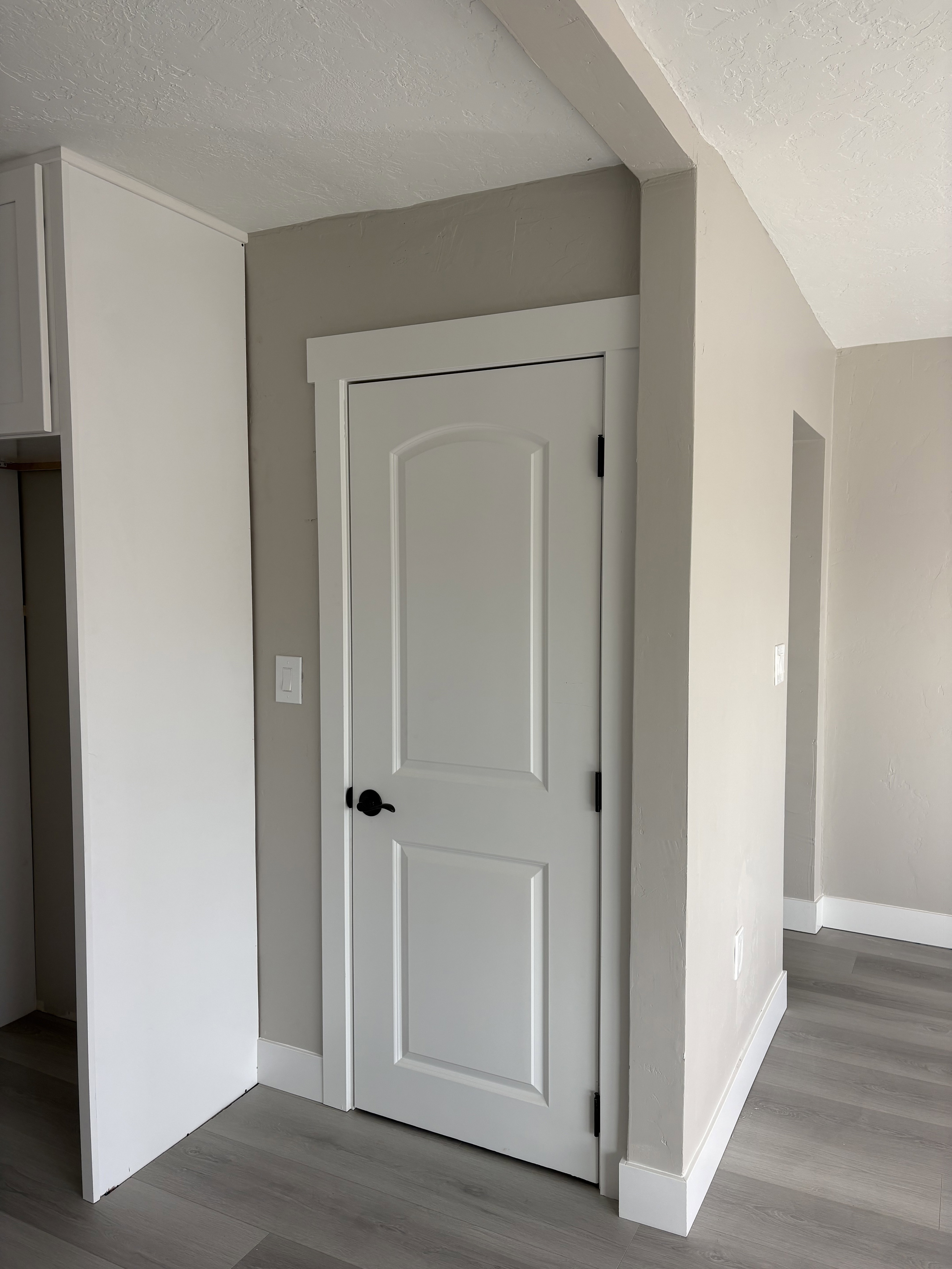 Detailed view of a textured ceiling and Laminate finished floors