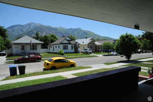 View of yard with a residential view and a mountain view