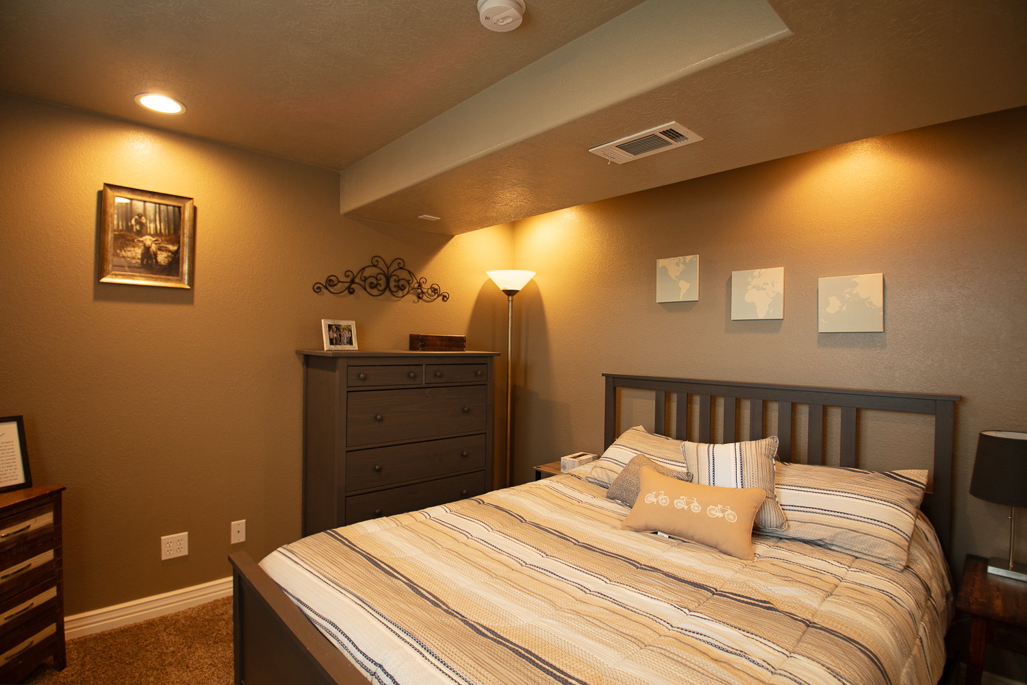 Downstairs bedroom with daylight window.
