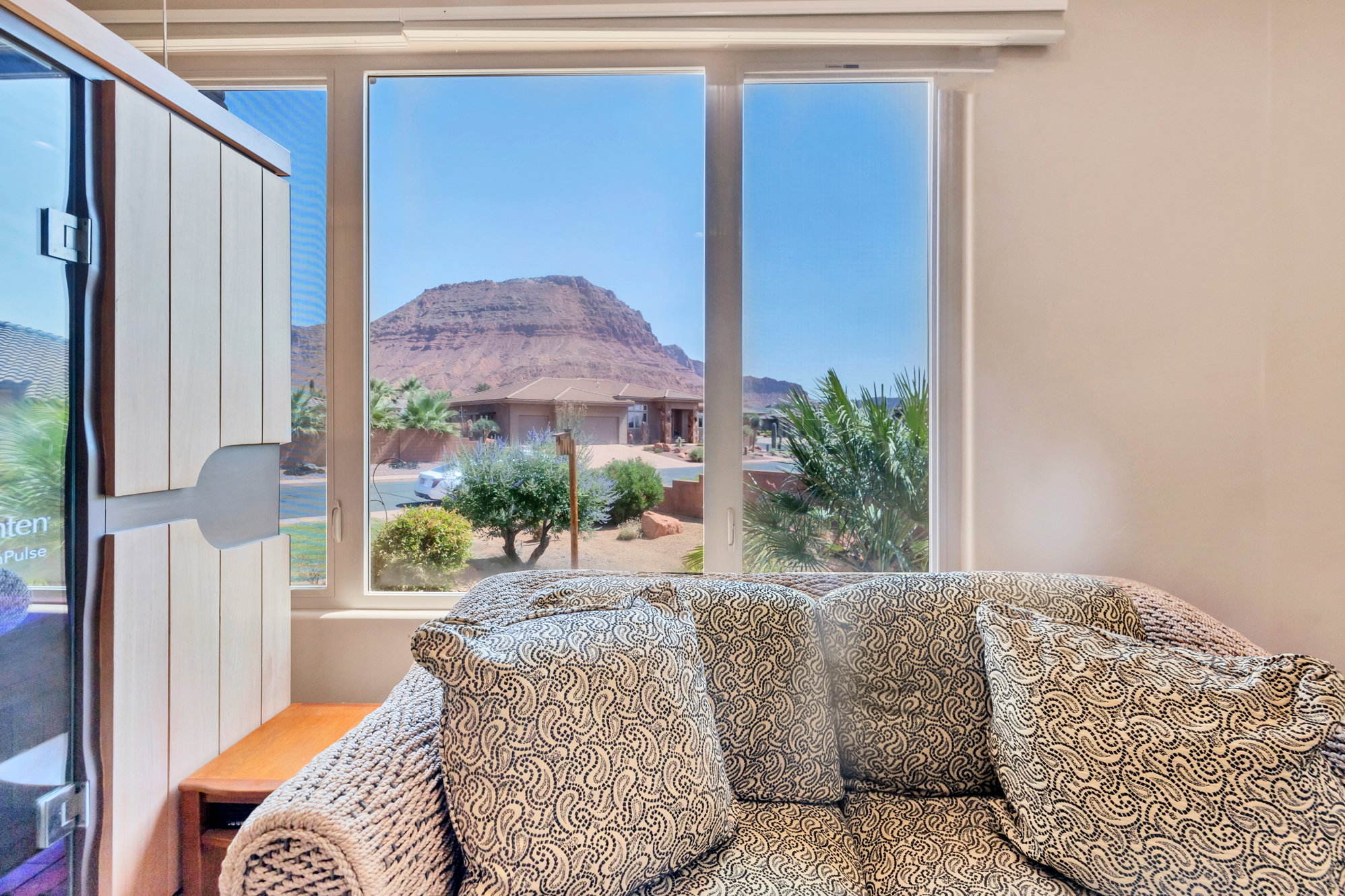 Sitting room with a mountain view