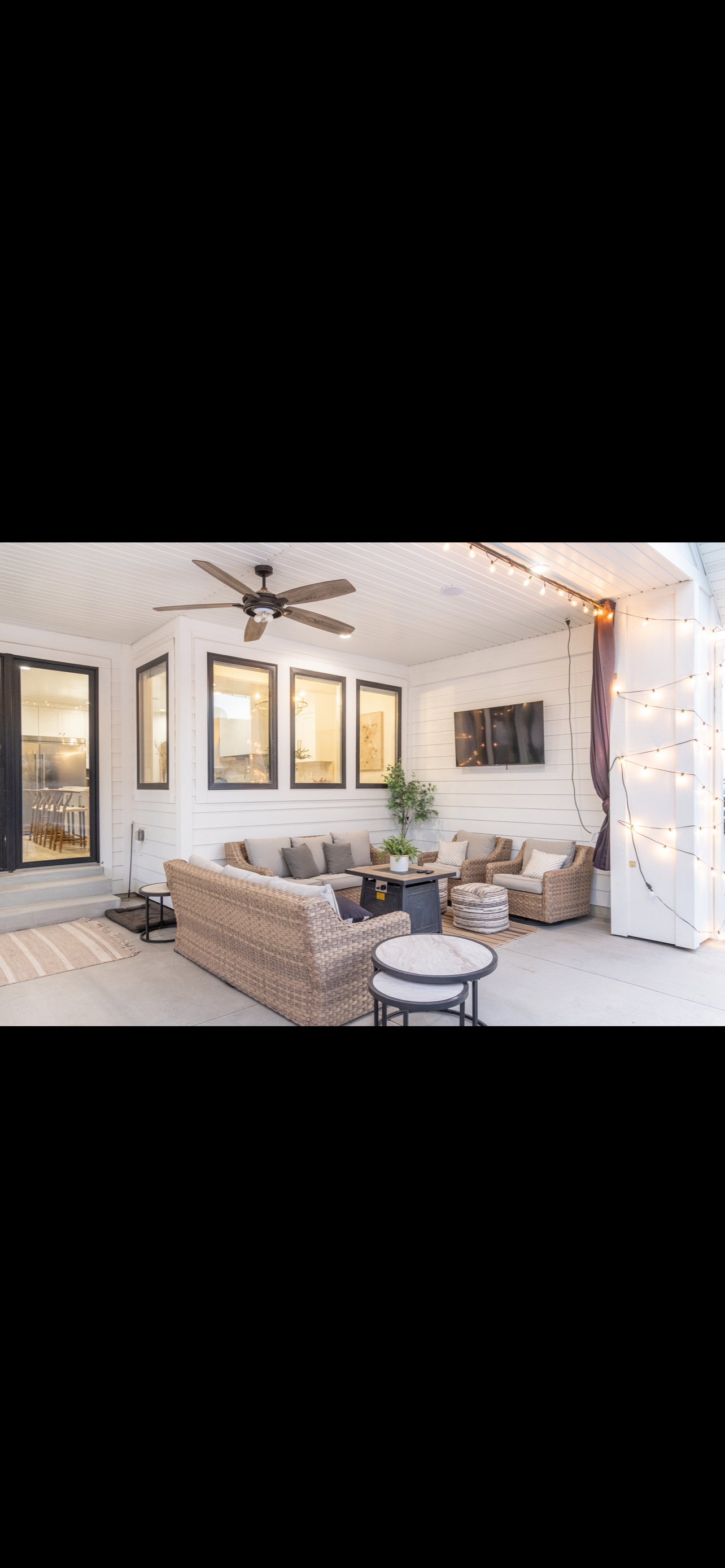Living room with a ceiling fan