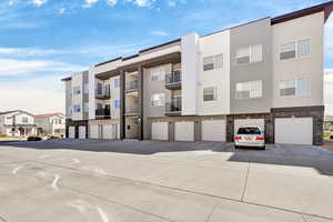 View of apartment building / complex