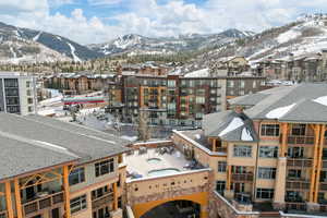City view featuring a mountainous background