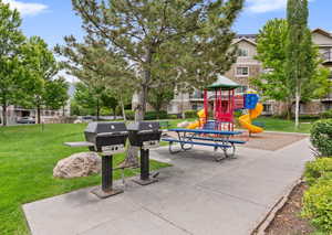 View of home's community