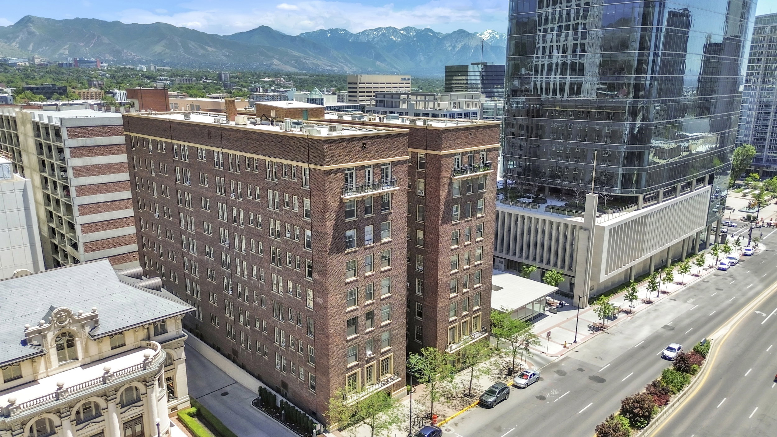 City view featuring a mountain backdrop