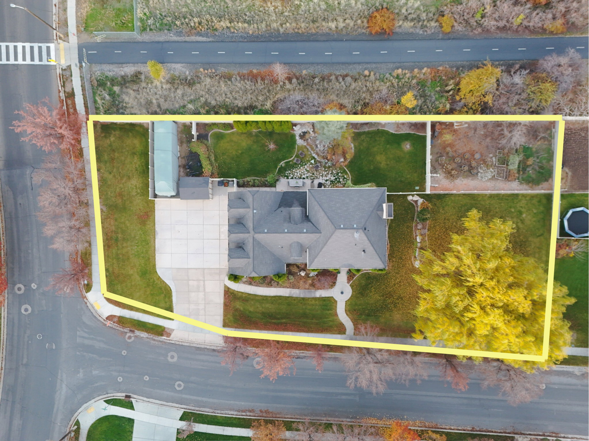 Aerial view of property's location featuring property parcel outlined