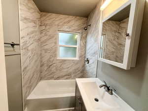 Full bath with vanity and washtub / shower combination