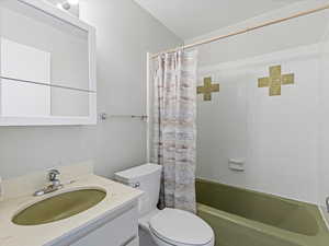 Full bath with vanity and shower / tub combo with curtain