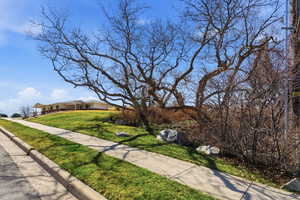 View of front facade featuring a front lawn