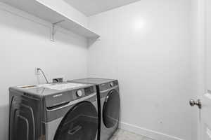 Laundry area with baseboards and washing machine and clothes dryer