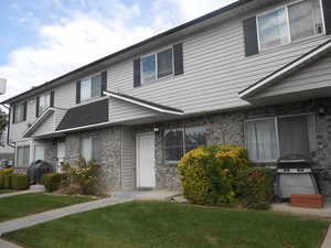 View of front facade featuring a front yard