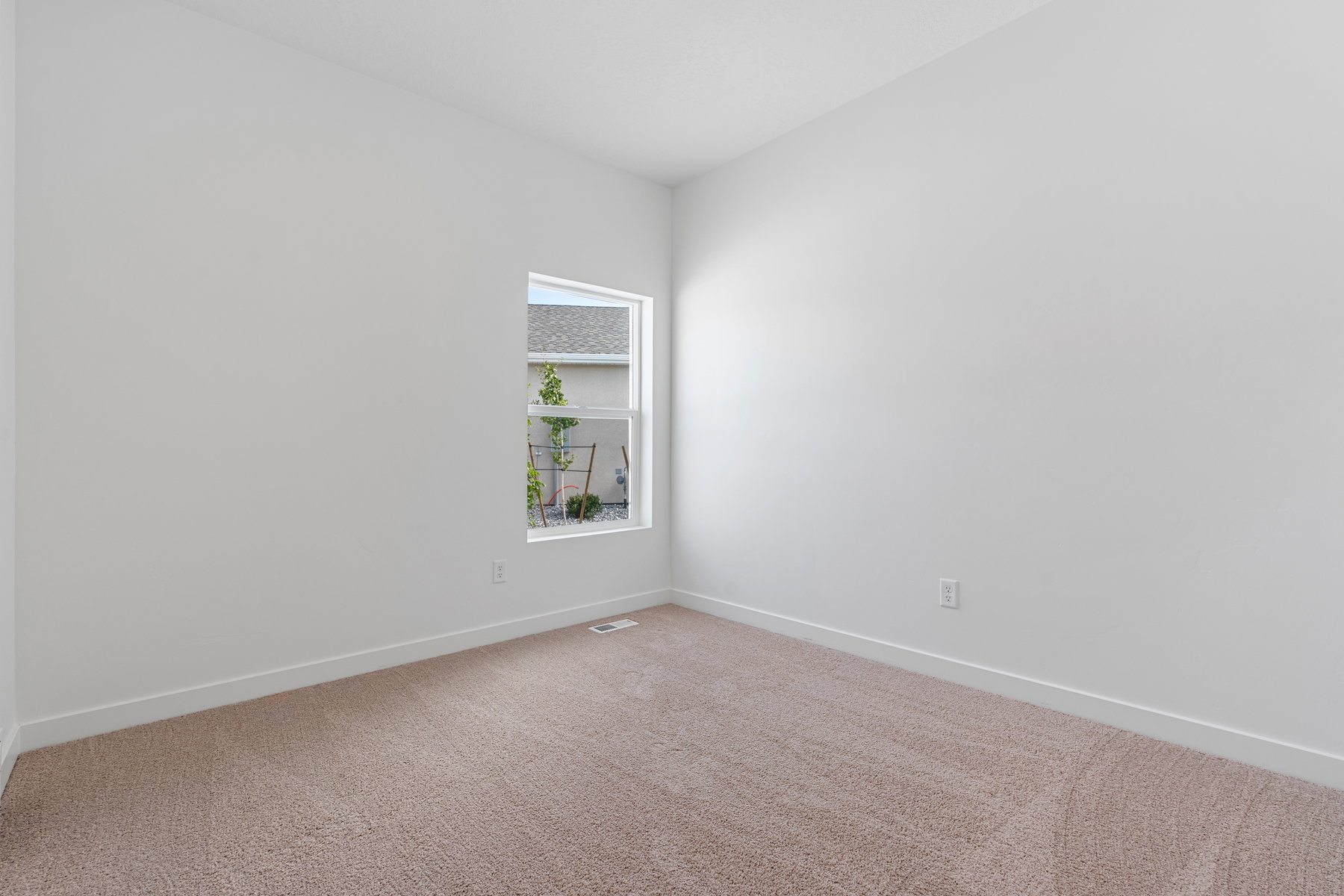 Carpeted empty room with baseboards