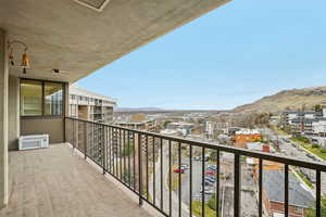 Balcony featuring a mountain view