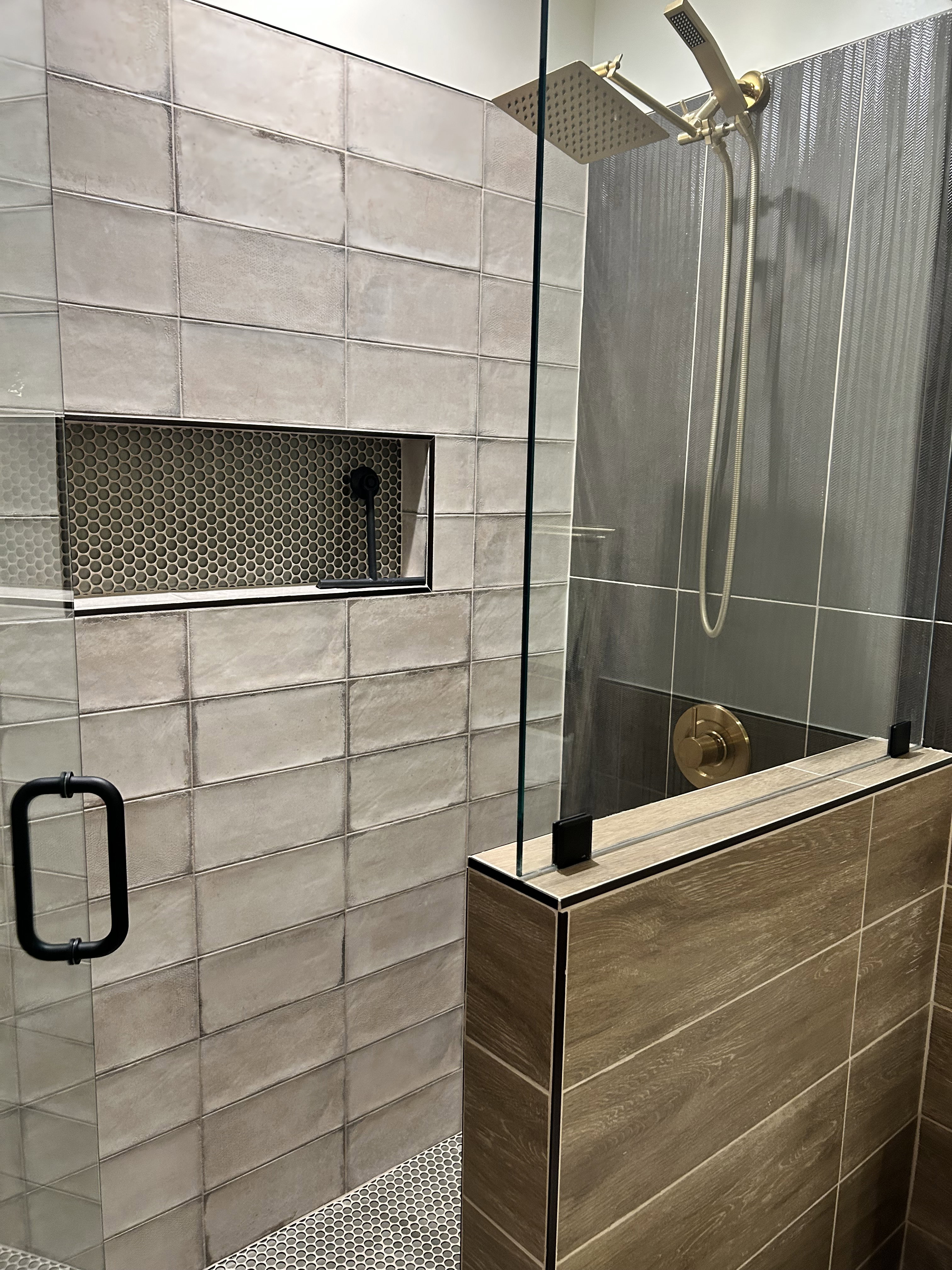 Full bath featuring a tile shower