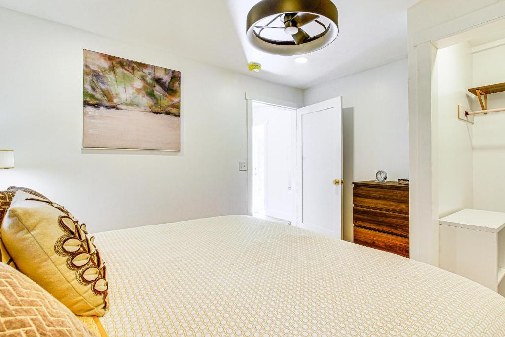 Bedroom featuring recessed lighting