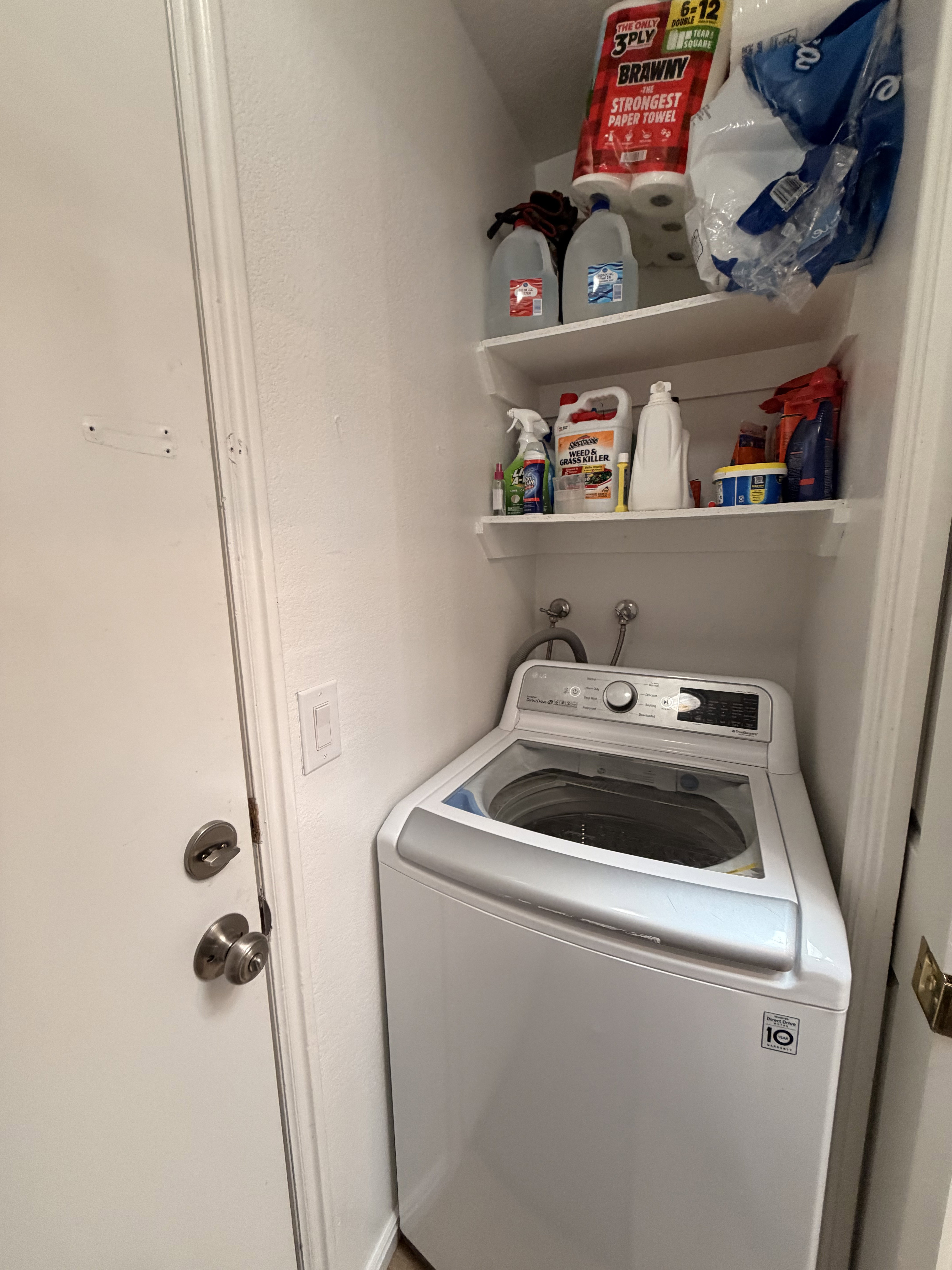 Laundry area with washer / clothes dryer