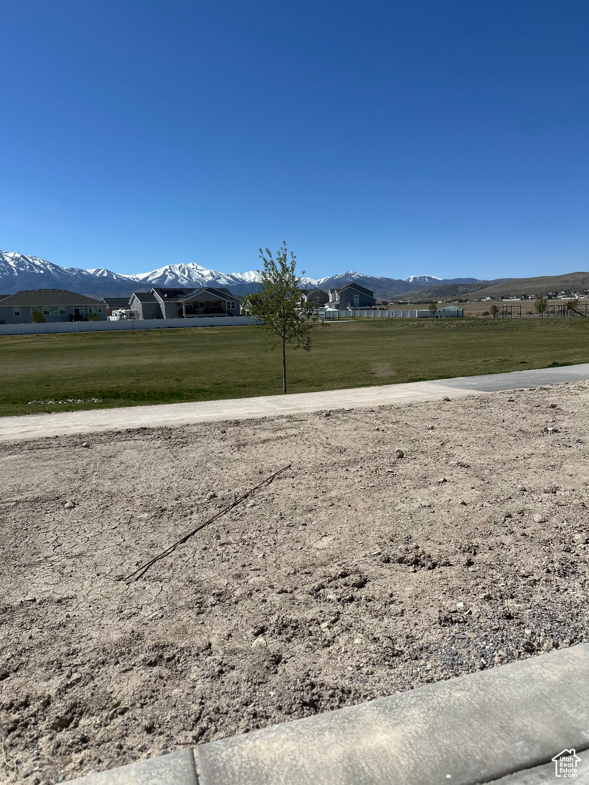 View of property's community with a mountain view