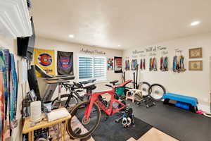 Workout room with recessed lighting and baseboards