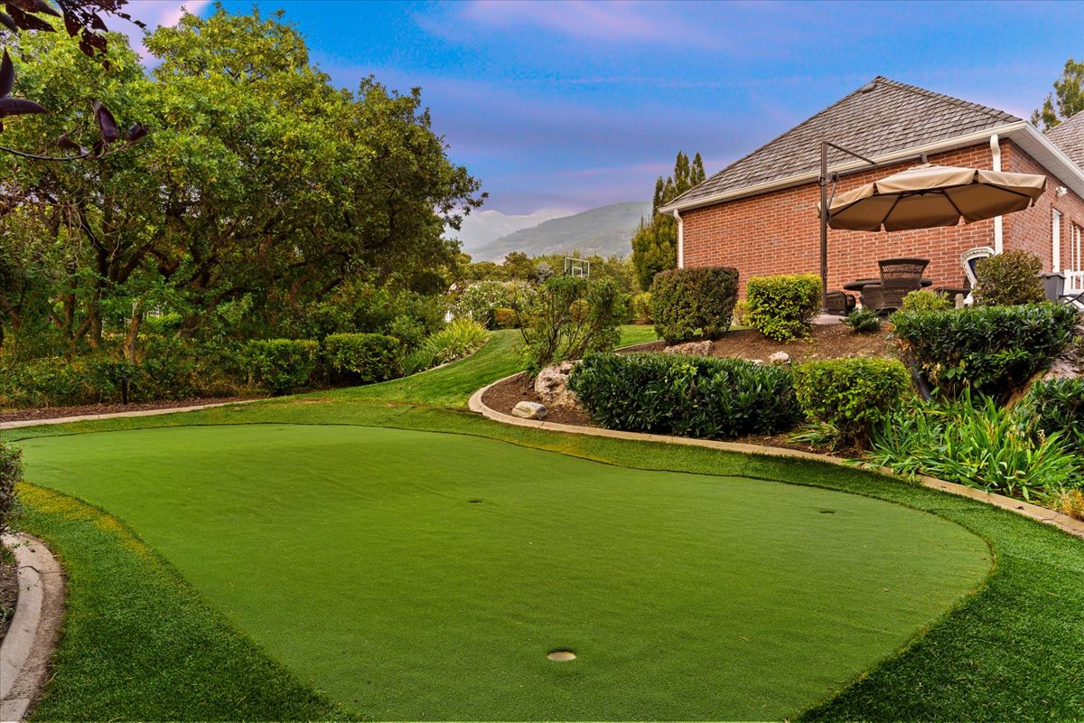 View of property's community with a putting area and a mountain view