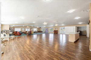Miscellaneous room with a ceiling fan