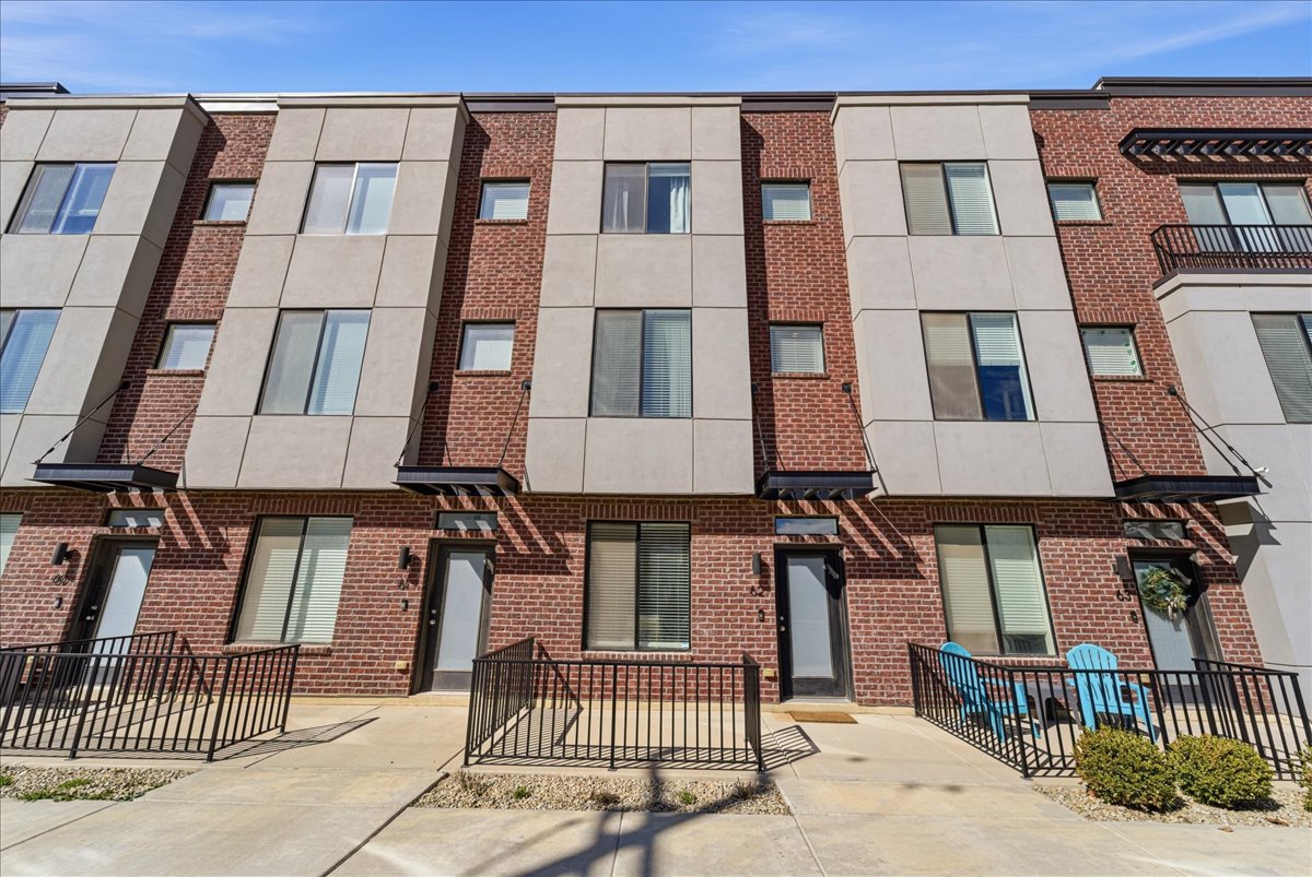 View of apartment building / complex