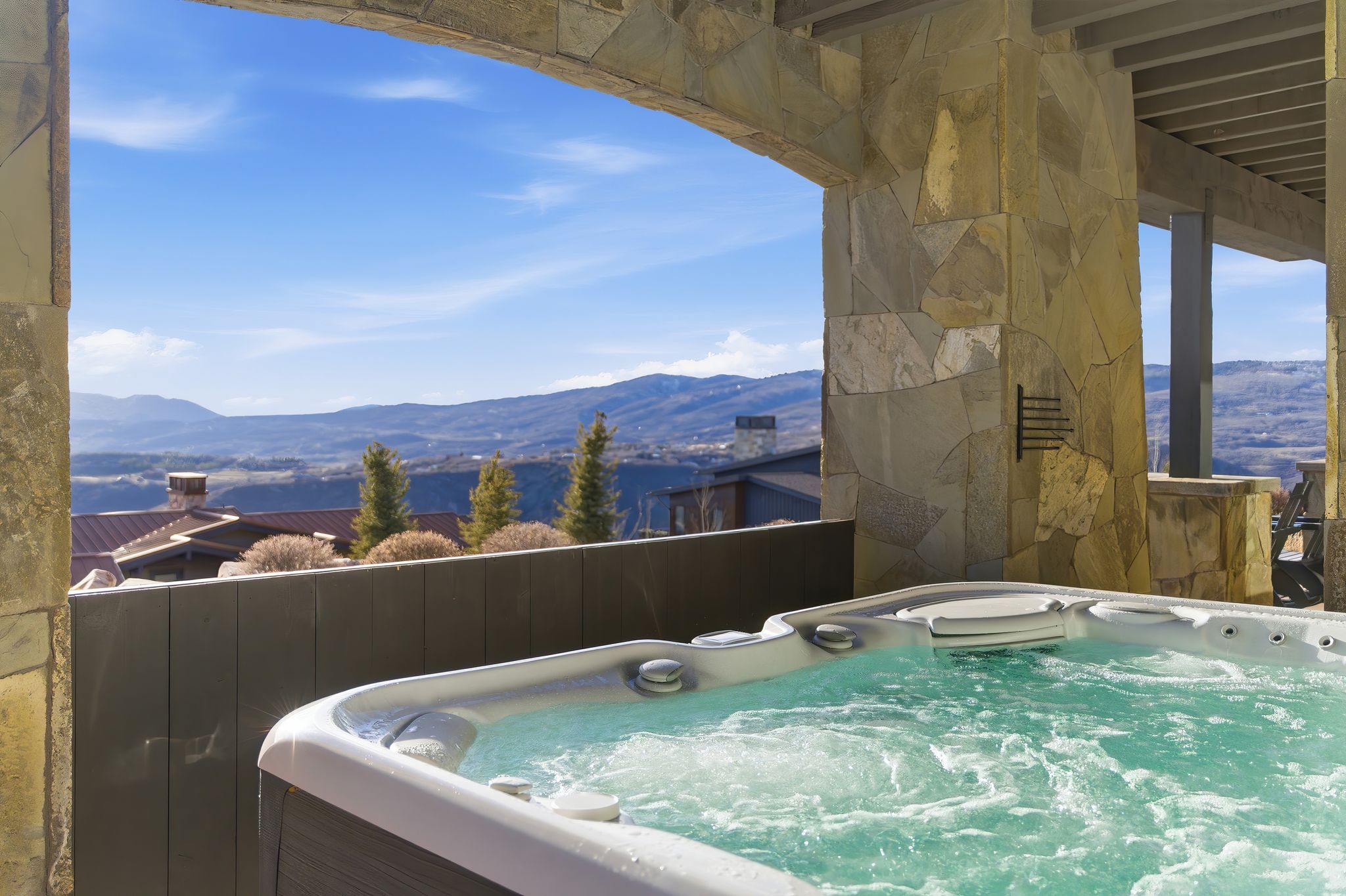 Balcony with a mountain view and a hot tub