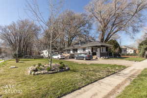 View of front facade featuring driveway