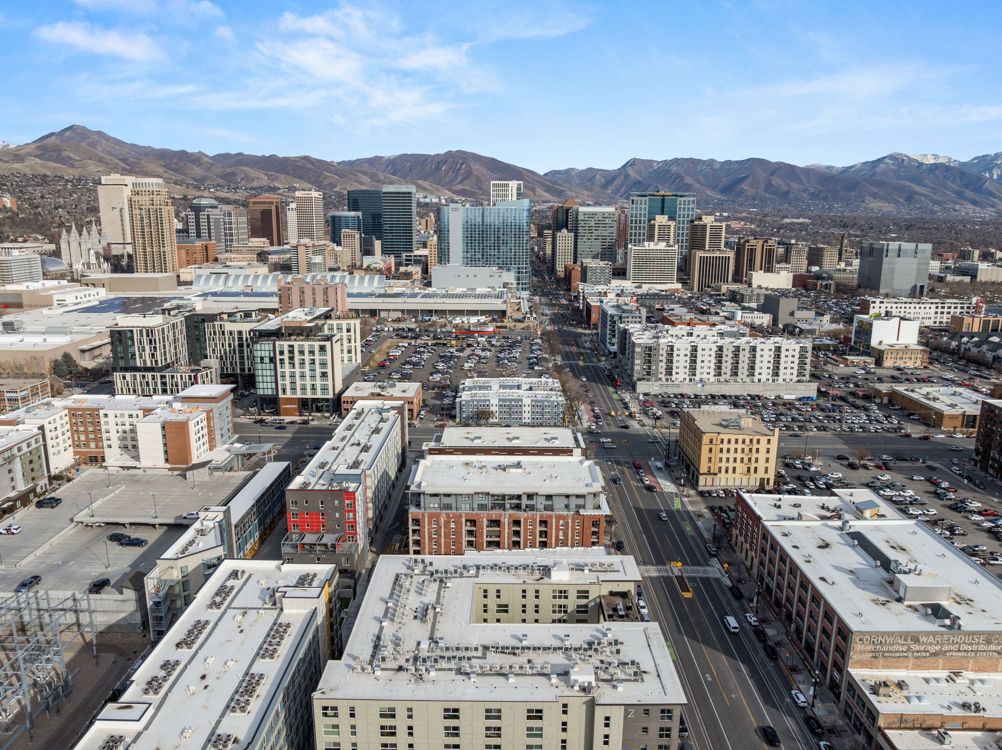 City view with a mountainous background
