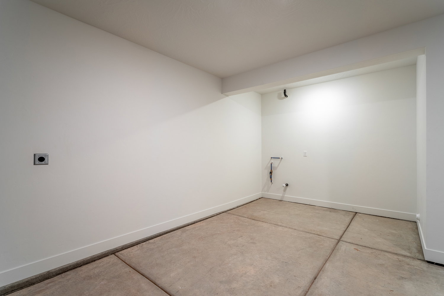 Laundry area with concrete floors and electric dryer hookup