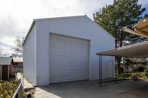 Detached garage featuring concrete driveway