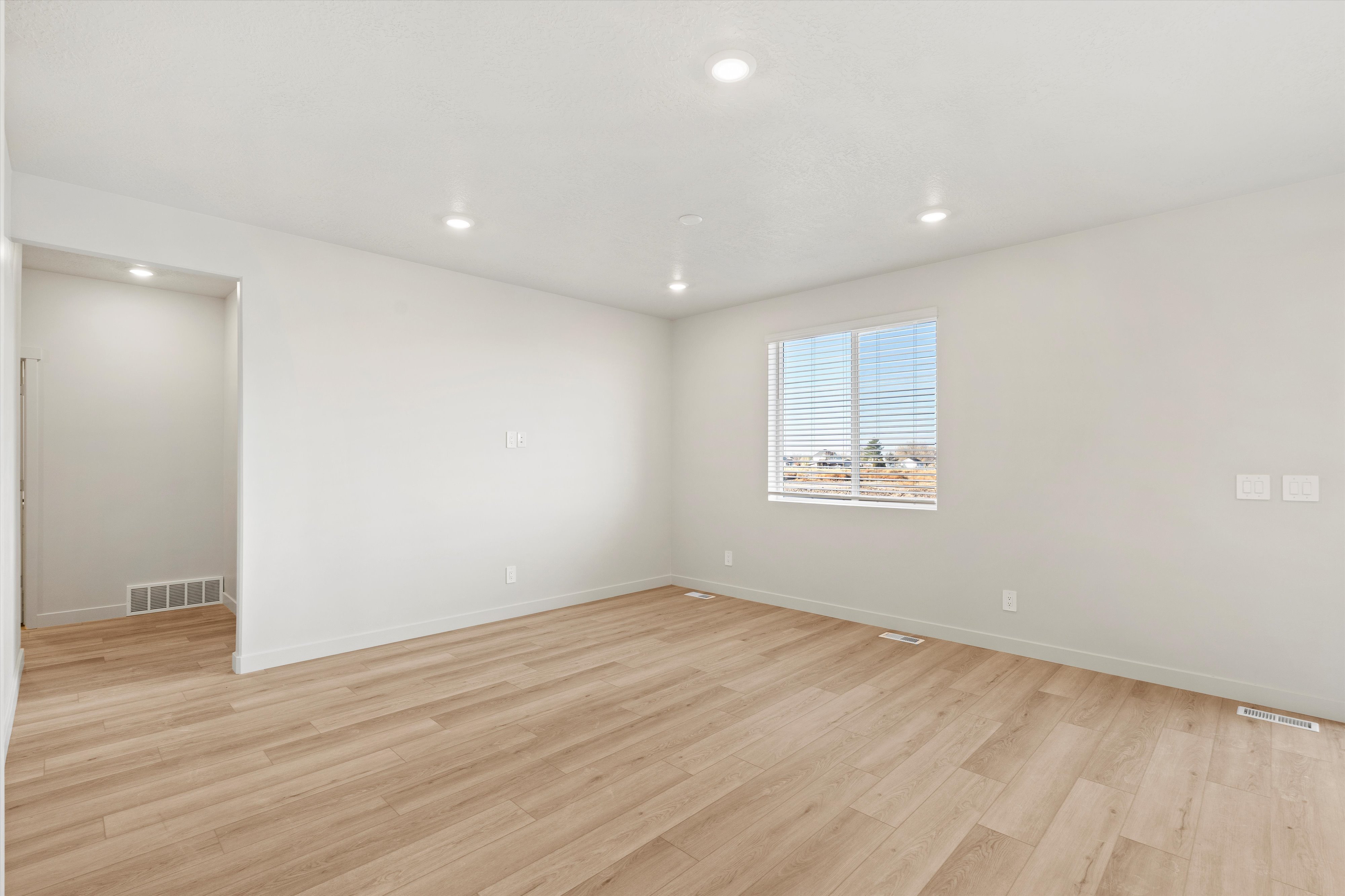 Unfurnished room featuring light wood-style flooring and recessed lighting