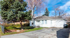 Ranch-style home with a shingled roof