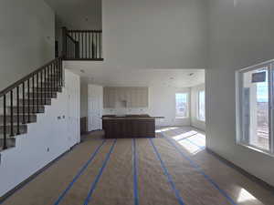 Living area with a high ceiling