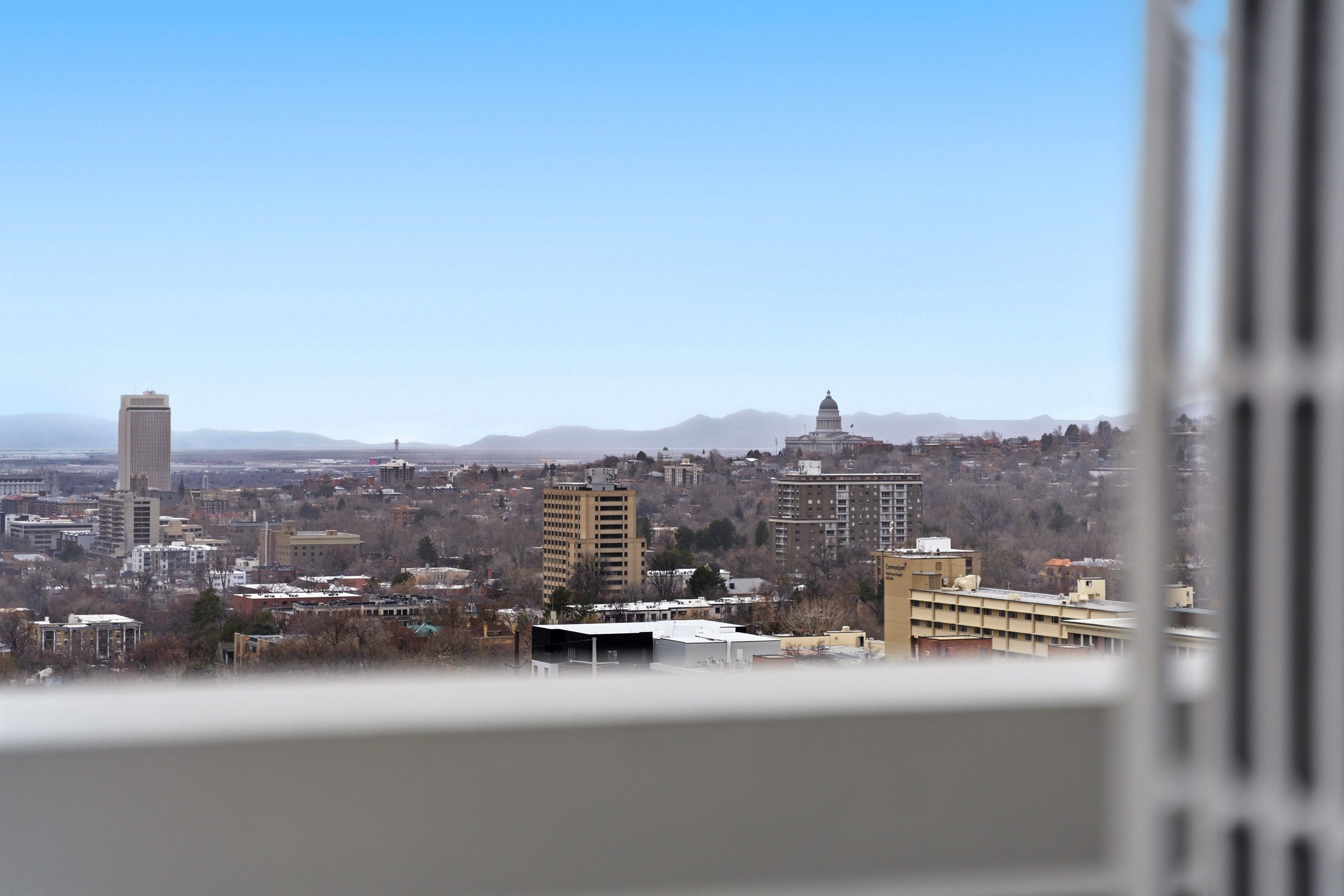 City view featuring a mountainous background