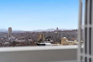 City view featuring a mountainous background