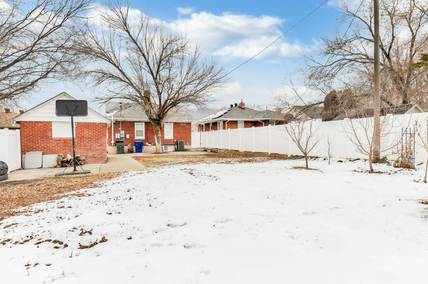 Large backyard ready for your favorite activities!