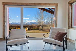 Sitting room with a mountain view and concrete flooring