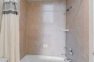 Full bath with shower / tub combo