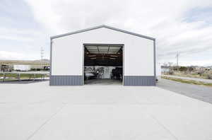 Detached garage with driveway