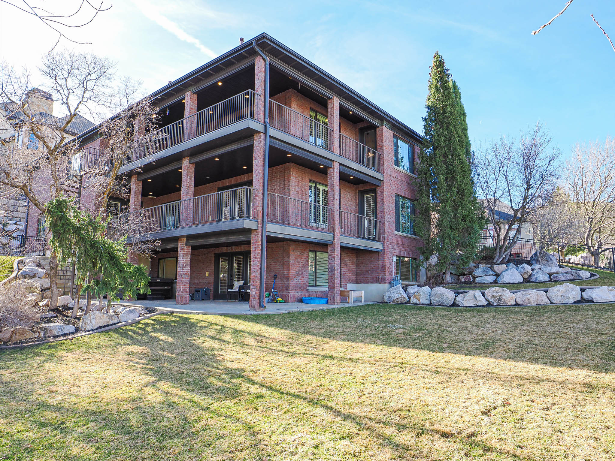 View of apartment building / complex
