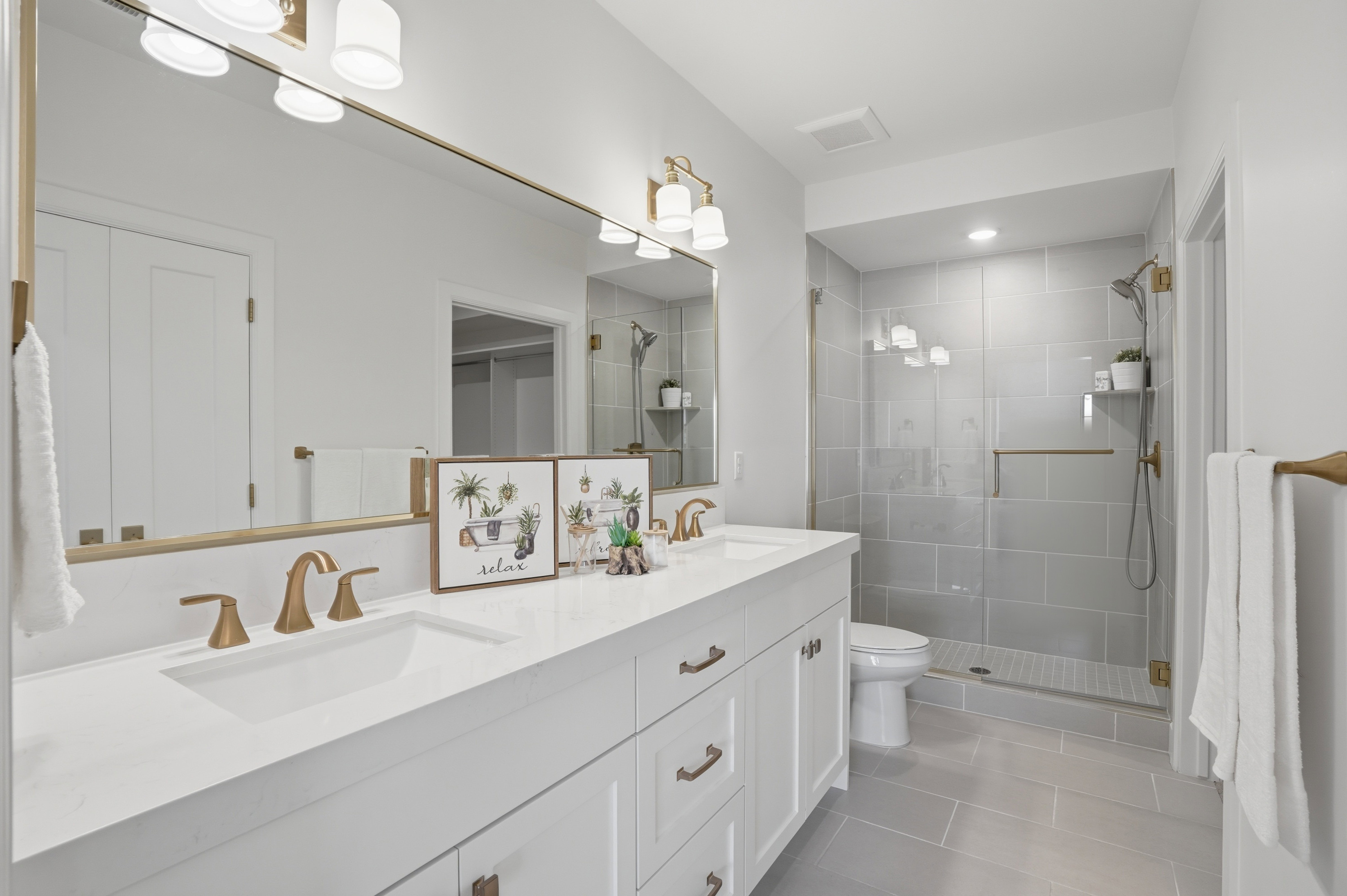 Second bedroom ensuite bathroom