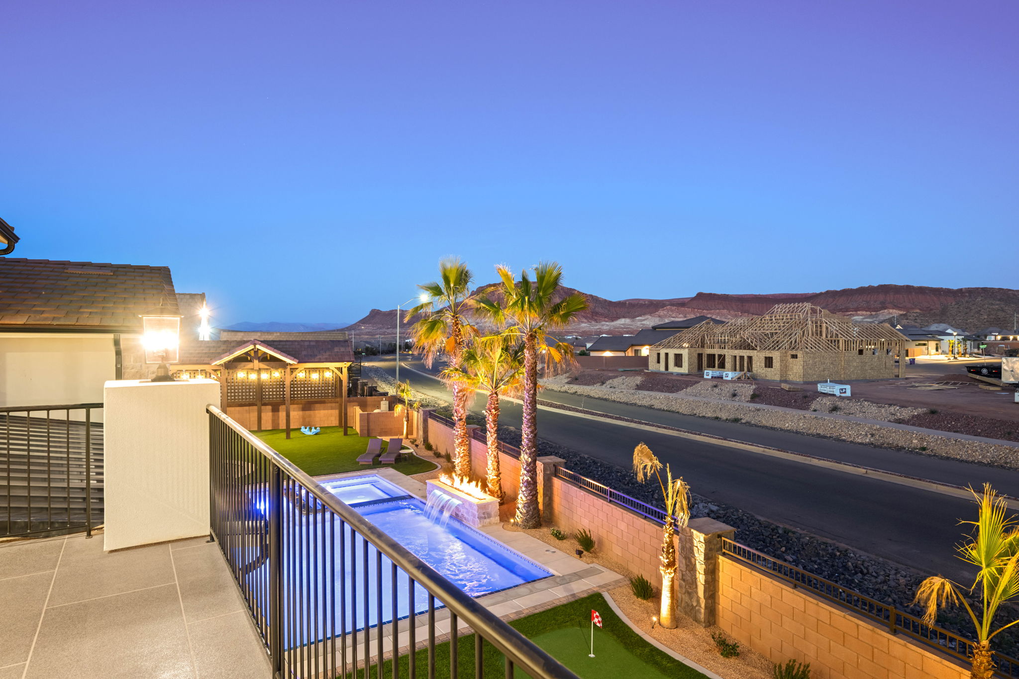 Integrated pool / spa with a fenced backyard, an area to practice putting, and a balcony