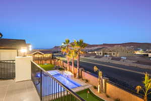 Integrated pool / spa with a fenced backyard, an area to practice putting, and a balcony
