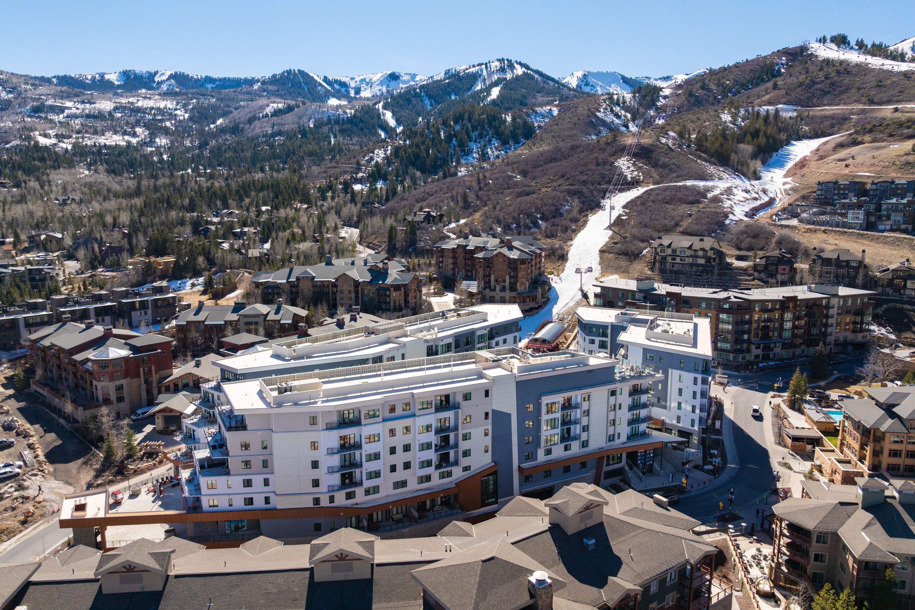 Aerial view of property's location with mountains